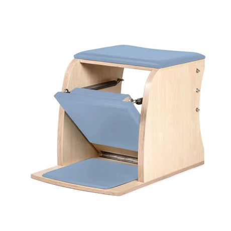 Elina Pilates Wunda Chair Classic aus Ahornholz in Schrägansicht mit ozeanblauer Polsterung