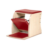Elina Pilates Wunda Chair Classic aus Ahornholz in Schrägansicht mit roter Polsterung und Pedal