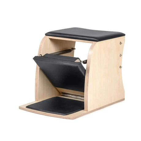 Elina Pilates Wunda Chair Classic aus Ahornholz in Schrägansicht mit schwarzer Polsterung