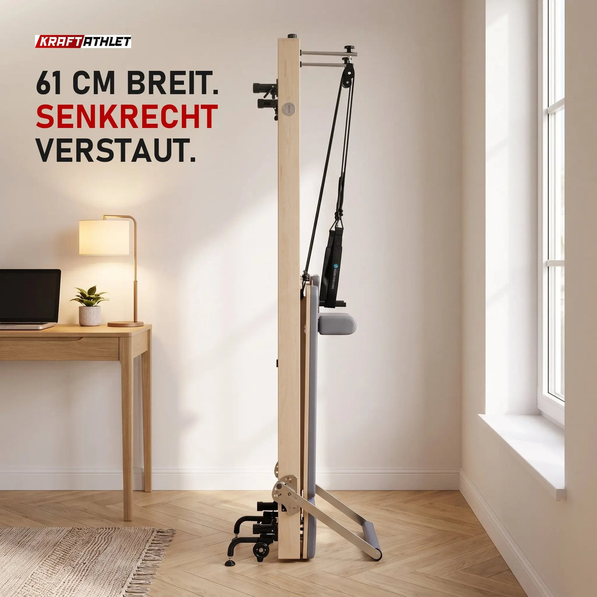 Elina Pilates Vertikaler Reformer aus Ahornholz steht senkrecht neben dem Schreibtisch in einem kleinen Arbeitszimmer