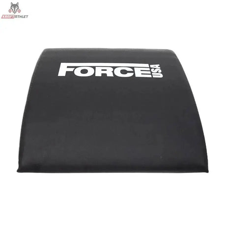 Force USA Ab Mat Bauchmuskelkissen in der Frontansicht, gewölbte schwarze Liegefläche mit Logo
