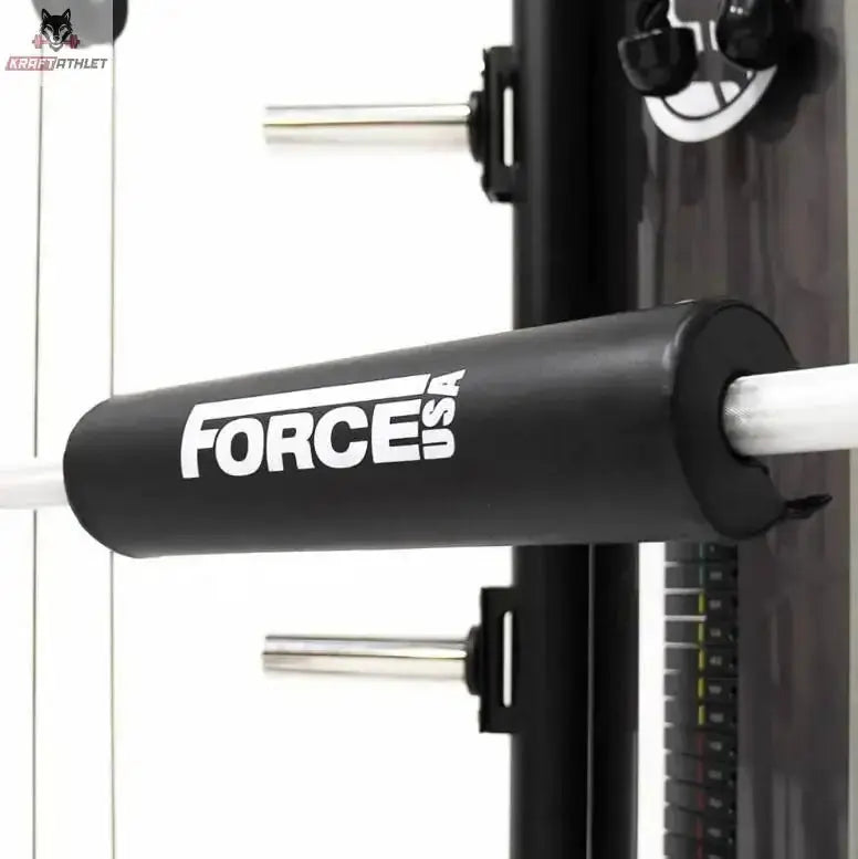 Force USA Barbell Pad auf der Hantelstange in der Ablage, Schrägansicht mit Logo im Detail