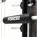 Force USA Barbell Pad auf der Hantelstange in der Ablage, Schrägansicht mit Logo im Detail