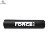 Force USA Barbell Pad in Schwarz mit weißem Logo, Seitenansicht des Nackenpolsters auf weißem Hintergrund