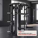Force USA C10 All-In-One Trainer in einem fertig eingerichteten Studio mit dunklen Wänden und Gummiboden