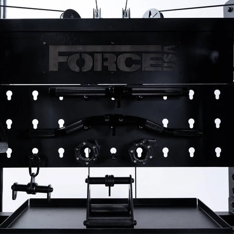 Force USA C20 All-In-One Trainer – Detail des Oberteils mit Logo und Zubehörhaken