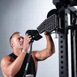 Force USA C20 All-In-One Trainer – Mann greift den Kabelzuggriff, Nahaufnahme
