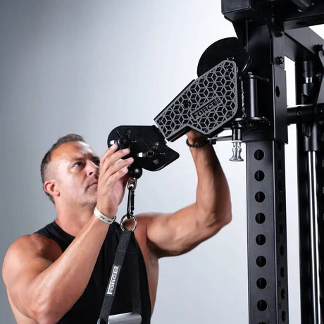 Force USA C20 All-In-One Trainer – Mann greift den Kabelzuggriff, Nahaufnahme