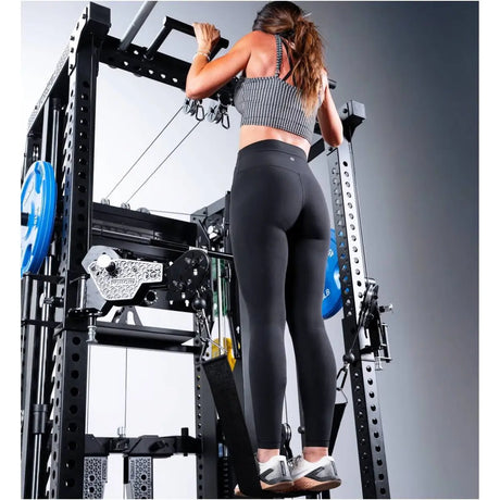 Force USA C20 All-In-One Trainer – Frau greift die Klimmzuggriffe, Rückansicht