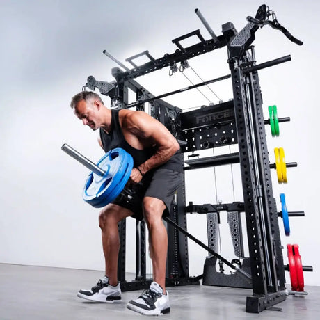 Force USA C20 All-In-One Trainer – Mann rudert mit Landmine und Hantelscheibe