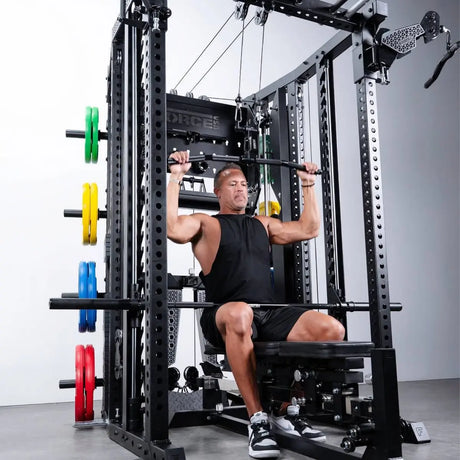 Force USA C20 All-In-One Trainer – Mann trainiert sitzend am Latzug