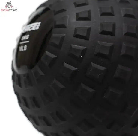 Force USA Elite Slam Ball 8 kg, Nahaufnahme der genoppten schwarzen Gummioberfläche für sicheren Griff
