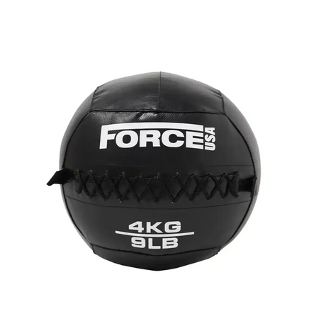 Force USA Elite Wall Ball, Frontansicht des schwarzen Balls mit Logo und Nähten