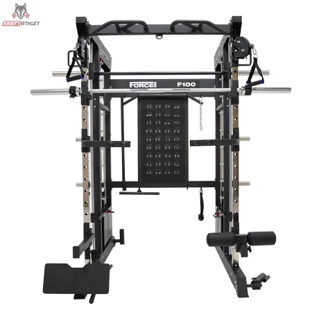 Force USA F100 V2 All-In-One Trainer in Schwarz, Frontansicht mit Langhantel, Seilzügen und Beinablage