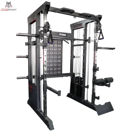 Force USA F100 V2 All-In-One Trainer in Schwarz, Schrägansicht mit Gewichtsstapel und Smith-Führung