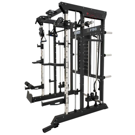 Force USA F50 V2 All-In-One Trainer in Schrägansicht von vorne vor schwarzem Hintergrund