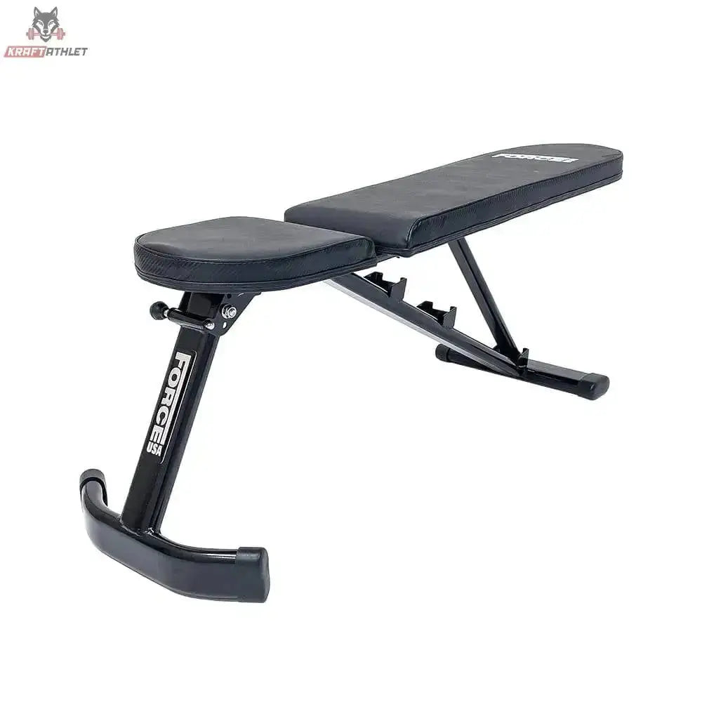 Force USA Folding FID Bench klappbare Hantelbank in flacher Position, Schrägansicht, schwarz