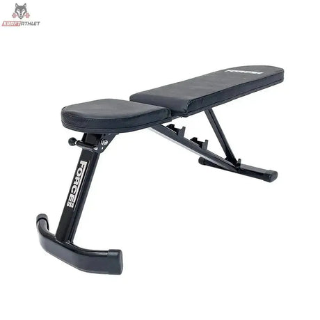 Force USA Folding FID Bench klappbare Hantelbank in flacher Position, Schrägansicht, schwarz
