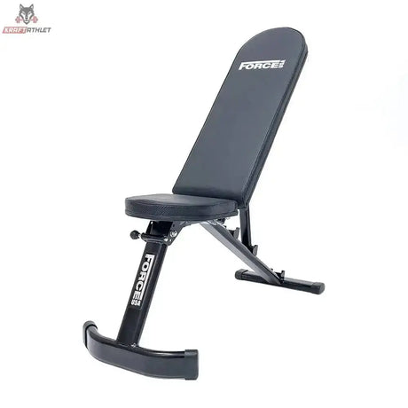 Force USA Folding FID Bench klappbare Hantelbank in Schrägansicht mit aufgestellter Rückenlehne, schwarz
