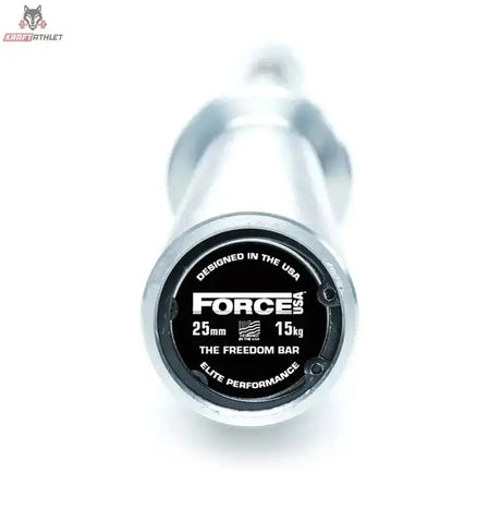 Force USA Freedom Barbell V2 Frontansicht der Endkappe mit Logo und Gewichtsangabe