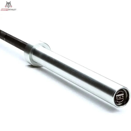 Force USA Freedom Barbell V2 in Nahaufnahme der Hülse mit Endkappe und schwarzem Griffbereich
