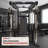 Force USA Functional Trainer Doppel-Kabelzug in einem fertig eingerichteten Studio mit dunklen Wänden und Gummiboden