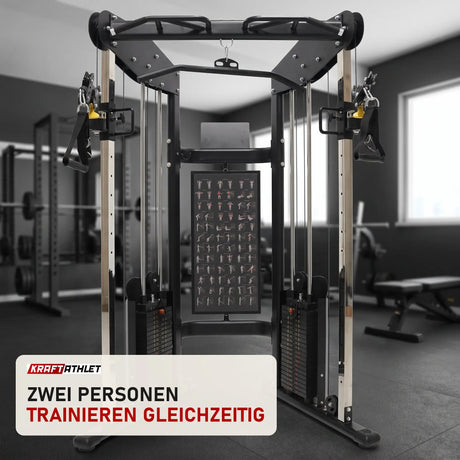 Force USA Functional Trainer Doppel-Kabelzug in einem fertig eingerichteten Studio mit dunklen Wänden und Gummiboden