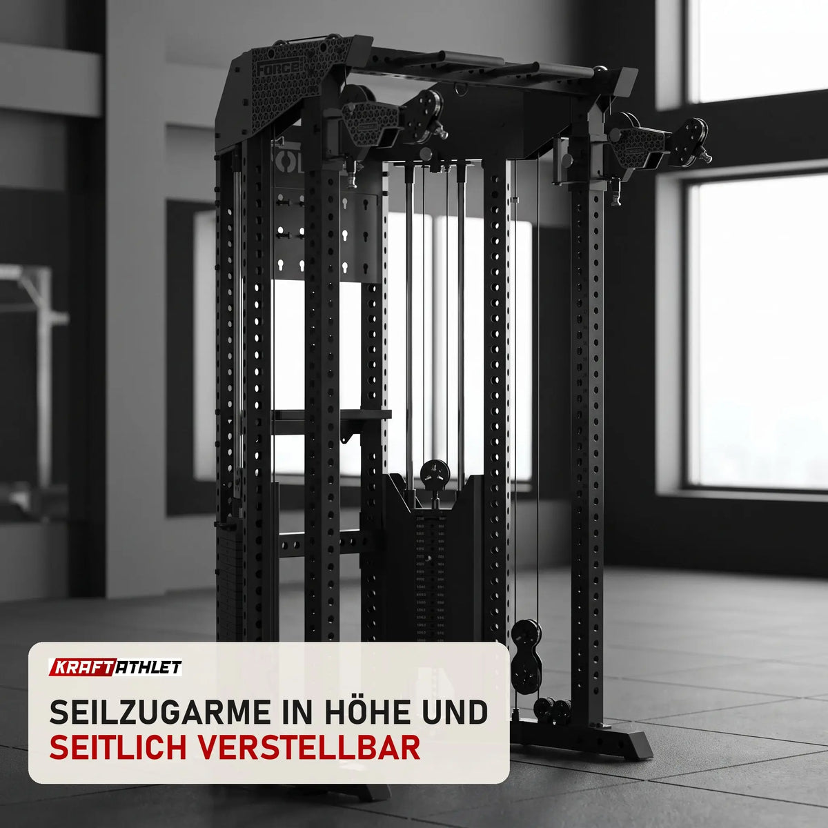 Force USA Functional Trainer Rack mit Half Rack in einem fertig eingerichteten Studio mit dunklen Wänden und Gummiboden