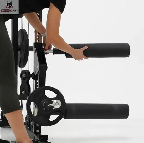 Force USA G-Series Beinstrecker- und Beinbeuger-Aufsatz, Hand stellt die Polsterrolle an der Station ein