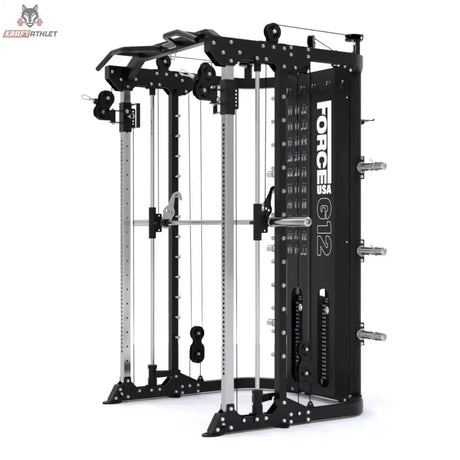 Force USA G12 V2 All-In-One Trainer in Schwarz, Schrägansicht von links mit Kabelzügen