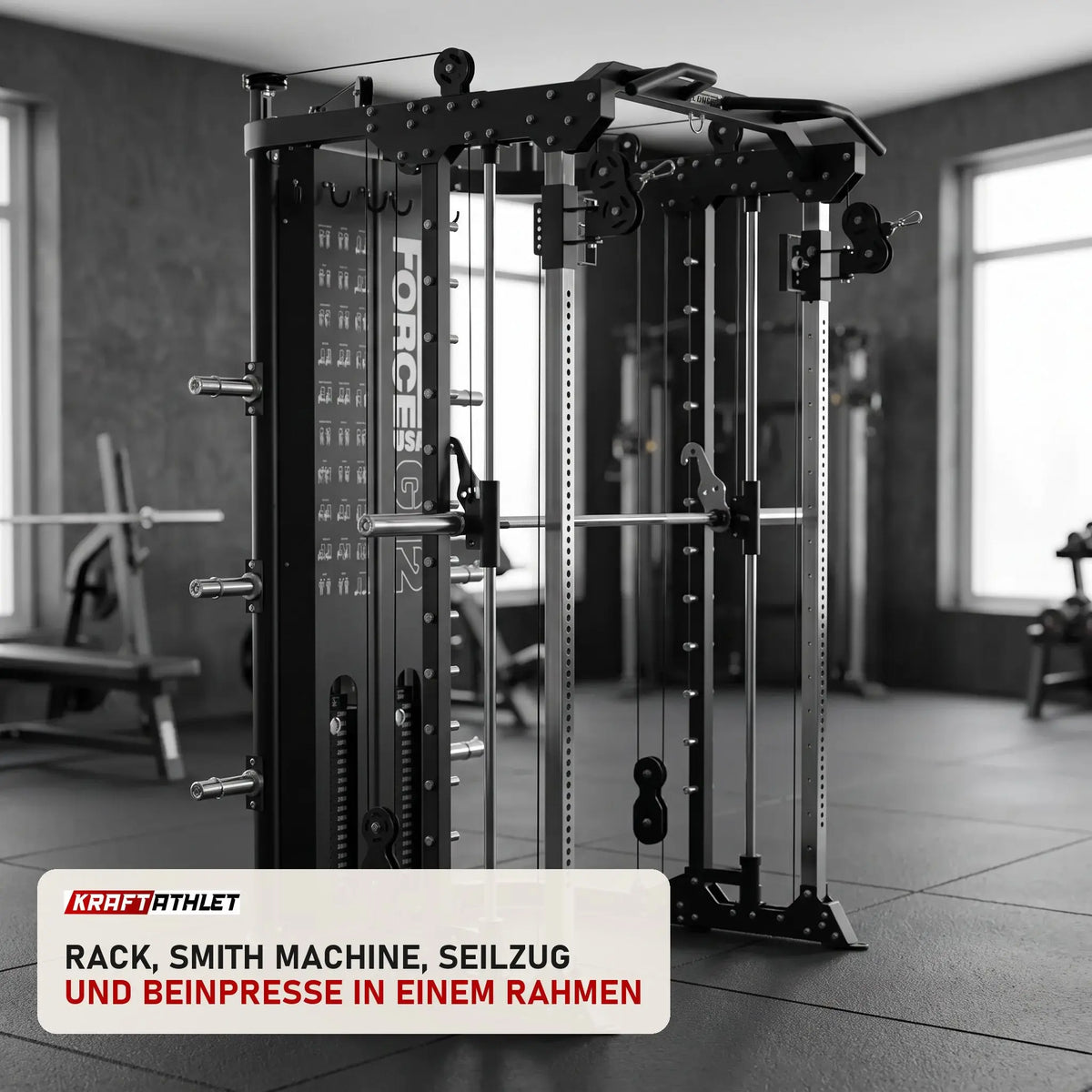 Force USA G12 V2 All-In-One Trainer in einem fertig eingerichteten Studio mit dunklen Wänden und Gummiboden