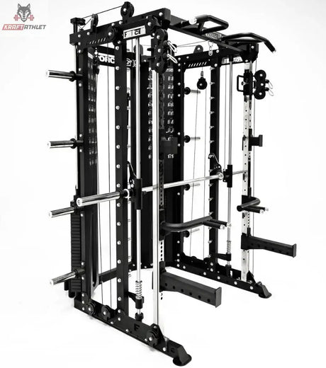 Force USA G15 All-In-One Trainer in Schwarz, Schrägansicht mit Smith Machine und Kabelzügen