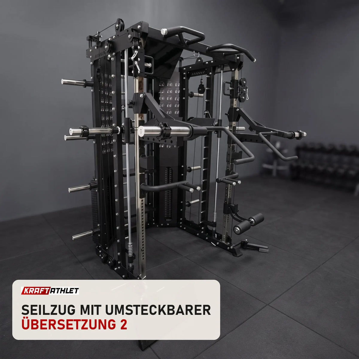 Force USA G15 All-In-One Trainer in einem fertig eingerichteten Studio mit dunklen Wänden und Gummiboden