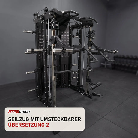 Force USA G15 All-In-One Trainer in einem fertig eingerichteten Studio mit dunklen Wänden und Gummiboden