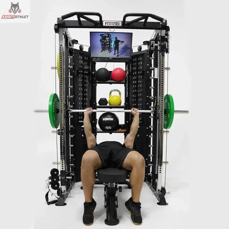 Force USA G15 All-In-One Trainer, Mann trainiert Bankdrücken in der Smith Machine