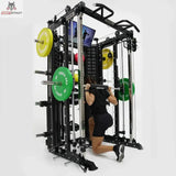 Force USA G15 All-In-One Trainer, Frau trainiert Kniebeugen mit Langhantel