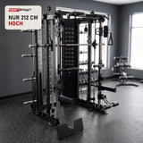 Force USA G15 Compact All-In-One Trainer in einem fertig eingerichteten Studio mit dunklen Wänden und Gummiboden