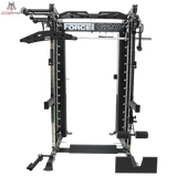 Force USA G20 V2 Pro All-In-One Trainer – Frontansicht mit Kabelzügen und Zubehör vor dunklem Hintergrund
