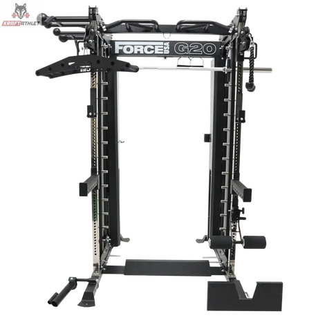 Force USA G20 V2 Pro All-In-One Trainer – Frontansicht mit Kabelzügen und Zubehör vor dunklem Hintergrund