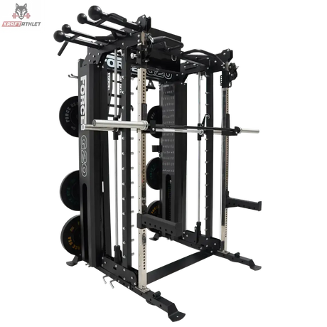 Force USA G20 V2 Pro All-In-One Trainer – Schrägansicht mit Hantelscheiben vor dunklem Hintergrund