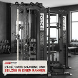 Force USA G20 V2 Pro All-In-One Trainer mit Lat Row Station in einem fertig eingerichteten Studio mit dunklen Wänden und Gummiboden