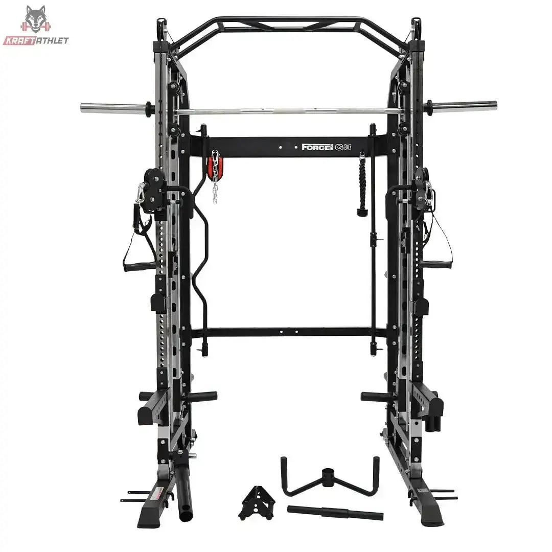 Force USA G3 All-In-One Trainer in Frontansicht mit Langhantelstange und Zubehör