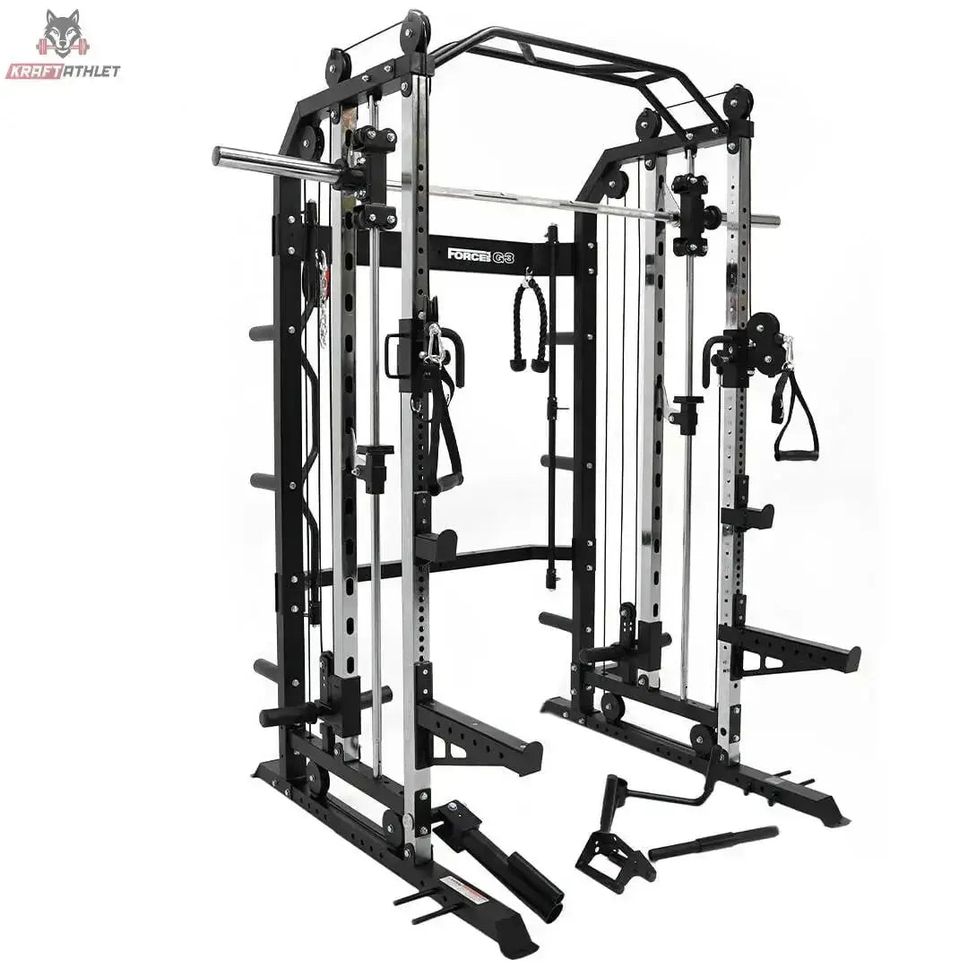 Force USA G3 All-In-One Trainer in Schrägansicht mit Rack, Smith-Stange und Seilzügen