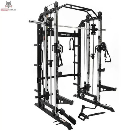 Force USA G3 All-In-One Trainer in Schrägansicht mit Rack, Smith-Stange und Seilzügen