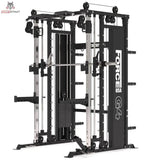 Force USA G4 All-In-One Trainer in Schrägansicht mit Smith-Stange und Seitenverkleidung