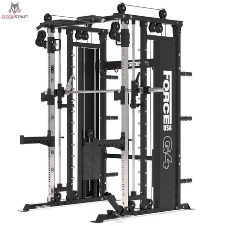 Force USA G4 All-In-One Trainer in Schrägansicht mit Smith-Stange und Seitenverkleidung
