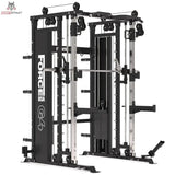 Force USA G4 All-In-One Trainer in Schrägansicht mit Doppelseilzug und Gewichtsstapel