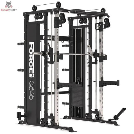 Force USA G4 All-In-One Trainer in Schrägansicht mit Doppelseilzug und Gewichtsstapel