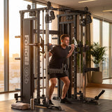 Force USA G4 All-In-One Trainer im Einsatz: Person trainiert morgens in einem hellen Hotel-Fitnessraum