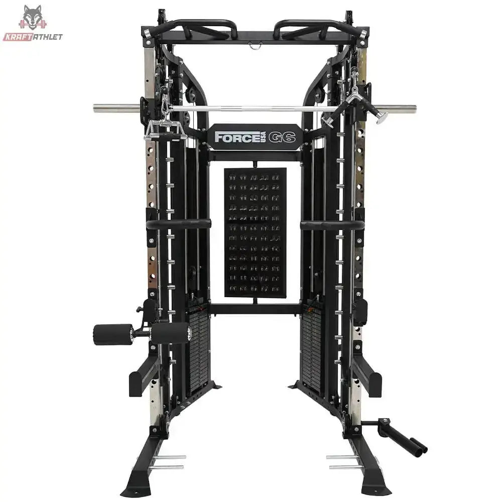 Force USA G6 All-In-One Trainer in Schwarz, Frontansicht mit Langhantelstange und Gewichtsturm